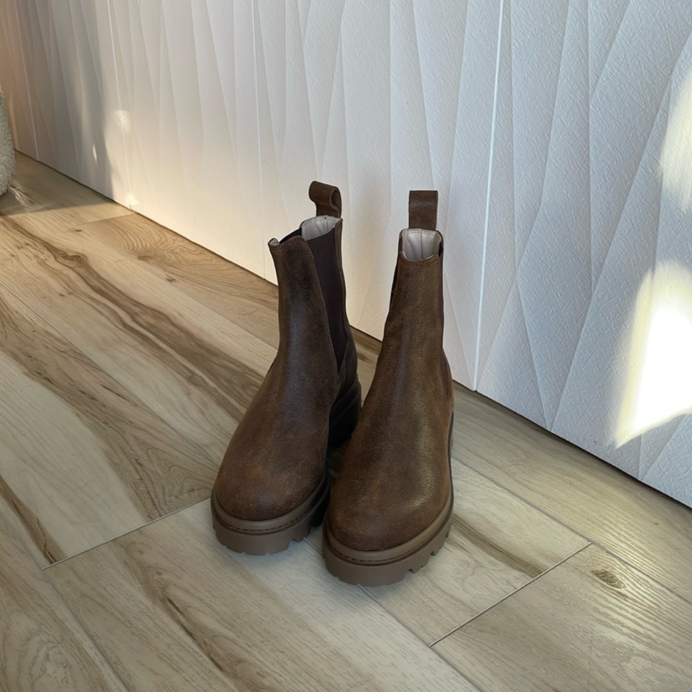 Banana Republic Chelsea Ankle Boot
NWOB